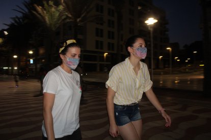 Patinando en el Paseo Marítimo y con mascarilla.