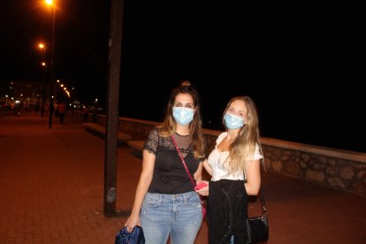 El uso de la mascarilla se impone en el Paseo Marítimo.