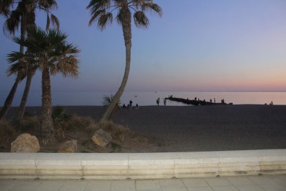 Disfrutando de la última hora en la playa de los Tritones.