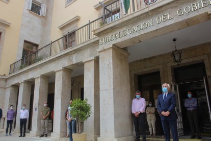 El subdelegado de Gobierno, Manuel de la Fuente, presidió el minuto de silencio en la sede de la Subdelegación de Gobierno.