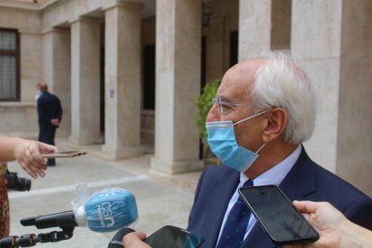 El subdelegado de Gobierno, Manuel de la Fuente, dirigiendo unas palabras a los medios de comunicación.