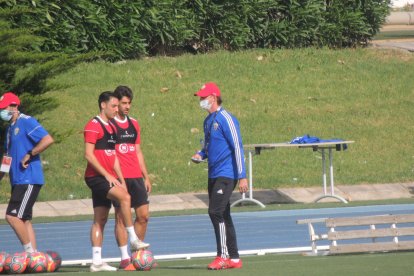 Aguza, César de la Hoz y el míster.