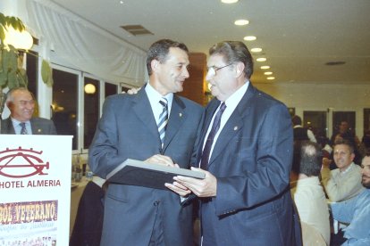 Con su amigo Juan Casuco.