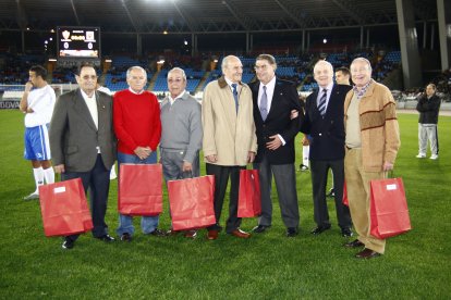 Jesús Verdejo con las ‘Viejas Glorias’ del Almería.