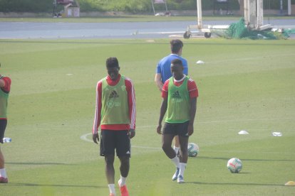 Valentine James y Arvin Appiah.