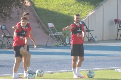 Corpas y Juan Muñoz señalan una jugada.