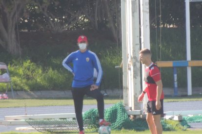 Guti mira a Iván Balliu.