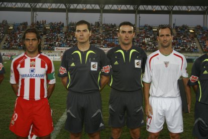 Los capitanes con los colegiados.