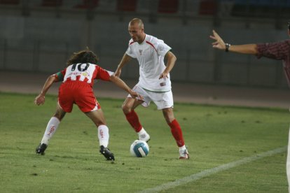 Yeste con la pelota ante Ortiz Bernal.