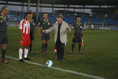 Manolo Escobar haciendo el saque de honor.