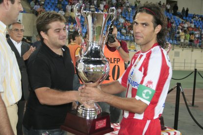 El capitán recibiendo el trofeo de subcampeón.