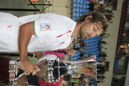 Ismael Urzaiz con el título del Memorial Juan Rojas.