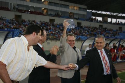 Manolo Escobar recibió el escudo del club.