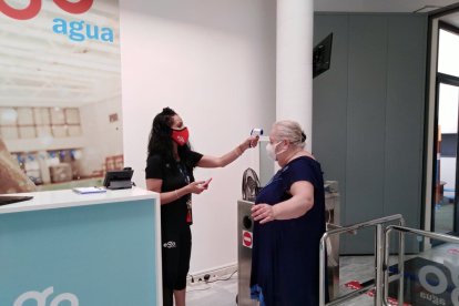 Tomando la temperatura.