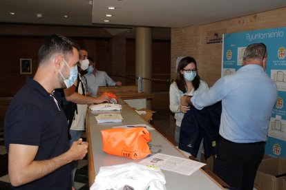 Auxiliares de playa durante su recepción y entrega de vestuario.