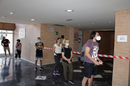 Auxiliares de playa durante su recepción y entrega de vestuario.