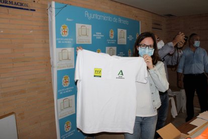 Mostrando la camiseta de los auxiliares de playa.