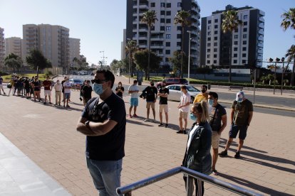 Auxiliares de playa durante su recepción y entrega de vestuario.