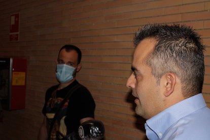 El concejal de Níjar, David Lozano, atendiendo a los medios de comuinicación.