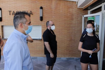 El concejal de Níjar dialogando con una auxiliar de playa que irá a su municipio.