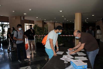 Auxiliares de playa durante su recepción y entrega de vestuario.