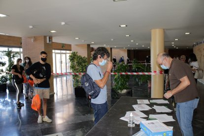 Auxiliares de playa durante su recepción y entrega de vestuario.