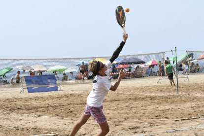 La EDM Beach Tennis Almería, traslada el tenis y el pádel.