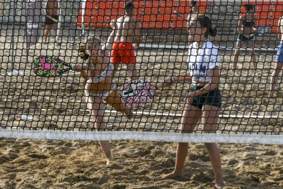 La escuela municipal cambia la playa y reanuda su actividad en las instalaciones.