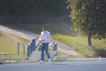 Camino del banquillo para ver la sesión.
