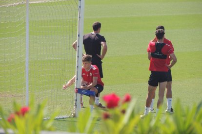 Corpas haciendo ejercicios en una portería.