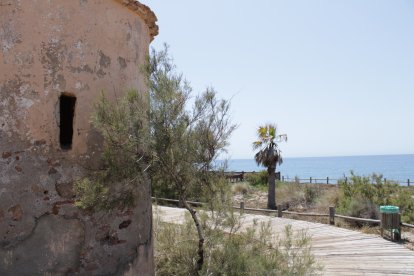 Torregón en la playa del Toyo, Almería.
