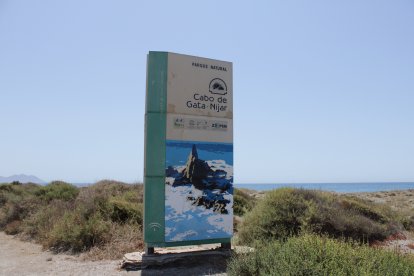 Entrada al Parque Natura Cabo de Gata-Níjar por Retamar, Almería.