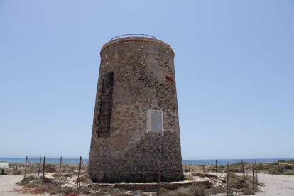 Torreón desde dónde el vigía Andrés de Jaén vio varada a la Virgen del Mar, playa de Torregarcía, Almería.