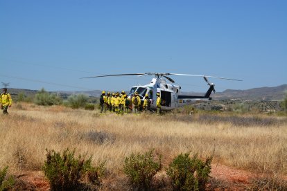 Efectivos del Infoca en una reunión de coordinación antes de montar en el helicóptero que los trasladó al epicentro del incendio.