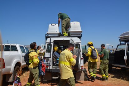 Bomberos del Dispositivo para la Prevención y Extinción de Incendios Forestales en Andalucía (Plan Infoca), tras terminar su trabajo en Sierra Cabrera.