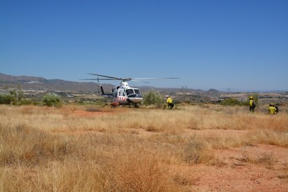 Efectivos del Infoca abordando el helicóptero que los ha de trasladar hasta el punto de Sierra Cabrera afectado por el incendio.
