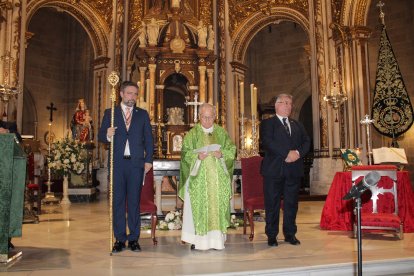 Antonio Salmerón, hermano mayor; Juan Torrecillas, consiliario; y José Luis Cantón, hermano mayor saliente.