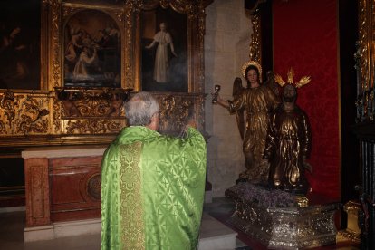 El consiliario de la Hermandad de Estudiantes, Juan Torrecillas, incensando a Jesús de la Oración en el Huerto.