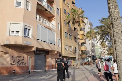 La Policía Local acordona la zona donde cayeron los cascotes.