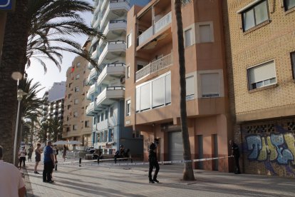 La Policía Local acordona la zona donde cayeron los cascotes.