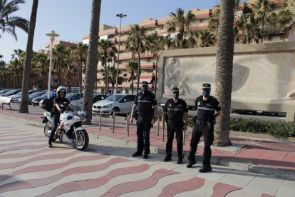 La Policía Local de servicio en una atípica noche de San Juan.