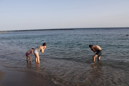 Lavarse los ojos, como marca la tradición en Almería, unas horas antes de las doce de la noche.