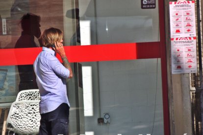 Hablando por teléfono antes de entrar a la sede.