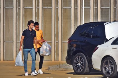 Javi Agenjo y Borja Álvarez recogiendo el material.