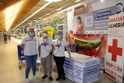 La responsable del Centro de Atención Social de Cruz Roja; el responsable de Operaciones de Carrefour y la auxiliar de Caja de Carrefour.