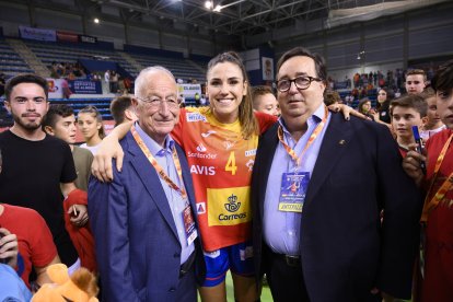 Gabriel Amat, la roquetera Carmen Martín y el concejal.