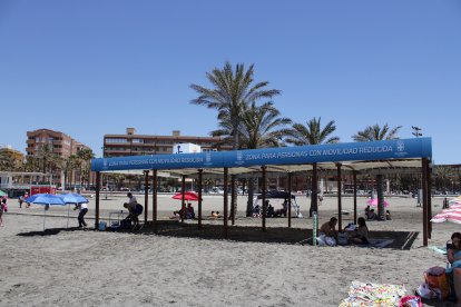 En el Palmeral, zona de baño para personas con movilidad reducida.