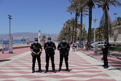 Policía Local en el Paseo Marítimo de Almería.