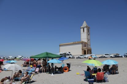 Playa e iglesia de las Salinas, en el Cabo de Gata.