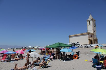 Playa e iglesia de las Salinas, en el Cabo de Gata.